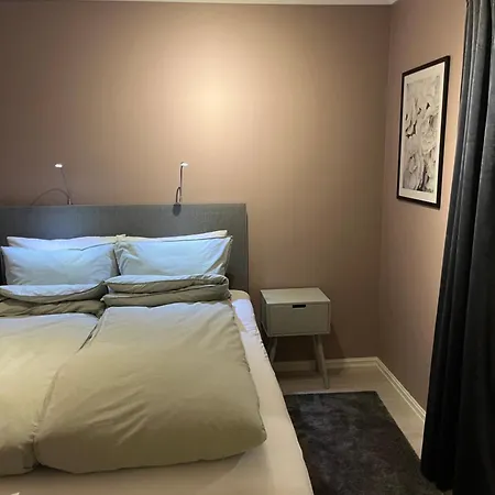 And Comfortable In - Free Parking Included Lägenhet